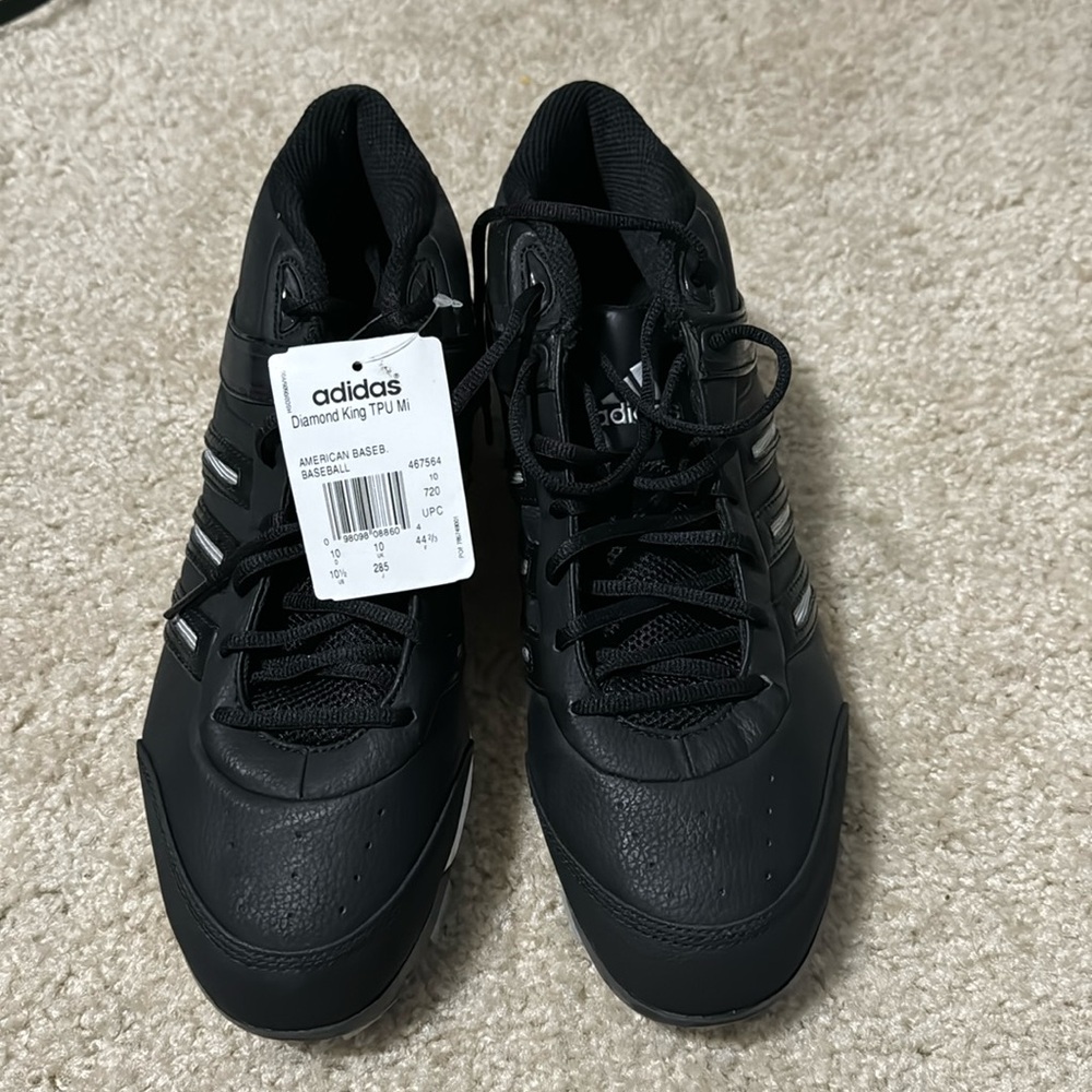 Men’s Adidas new in box baseball cleats size 10.5